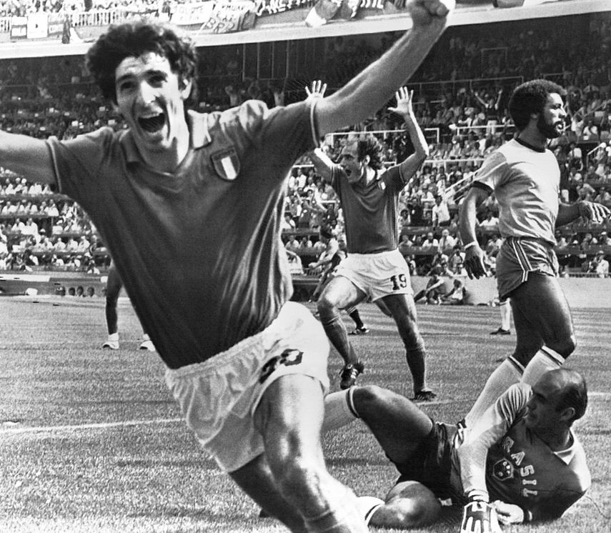 En esta imagen de archivo, tomada el 5 de julio de 1982, Paolo Rossi (izquierda) celebra tras marcar un gol para la selección de Italia durante un partido del Mundial 82 contra Brasil, en Barcelona. Rossi falleció de cáncer el 10 de diciembre de 2020. Tenía 64 años.&nbsp;