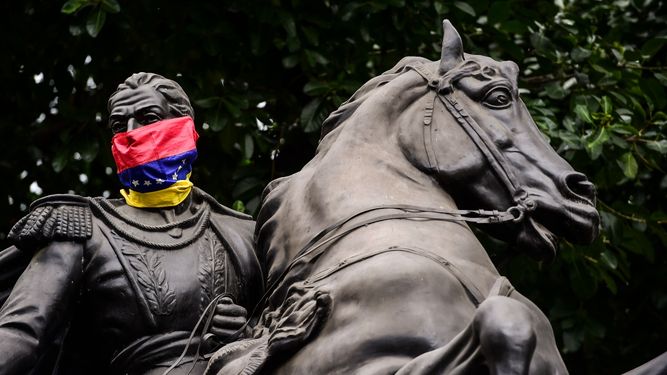 Vista de la estatua del libertador venezolano Simón Bolívar con una bandera venezolana como máscara en Caracas, el 5 de agosto de 2017.&nbsp;