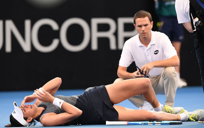 Por tercera vez en su carrera, la hispano-venezolana se ve obligada a abandonar en Brisbane por molestias físicas.