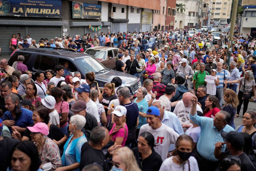 Cientos de personas hacen fila para votar en las elecciones primarias de la oposición en Caracas, Venezuela, el domingo 22 de octubre de 2023.&nbsp;