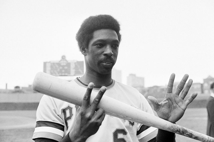 Rennie Stennett de los Piratas de Pittsburgh exhibe siete dedos por cada hit conectado tras una victoria 22-0 ante los Cachorros de Chicago, el 16 de septiembre de 1975.