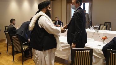El representante especial de Gran Bretaña para Afganistán Nigel Casey saluda al enviado del Talibán Amir Khan Muttaqi en Oslo, Noruega, el 24 de enero de 2022.&nbsp;