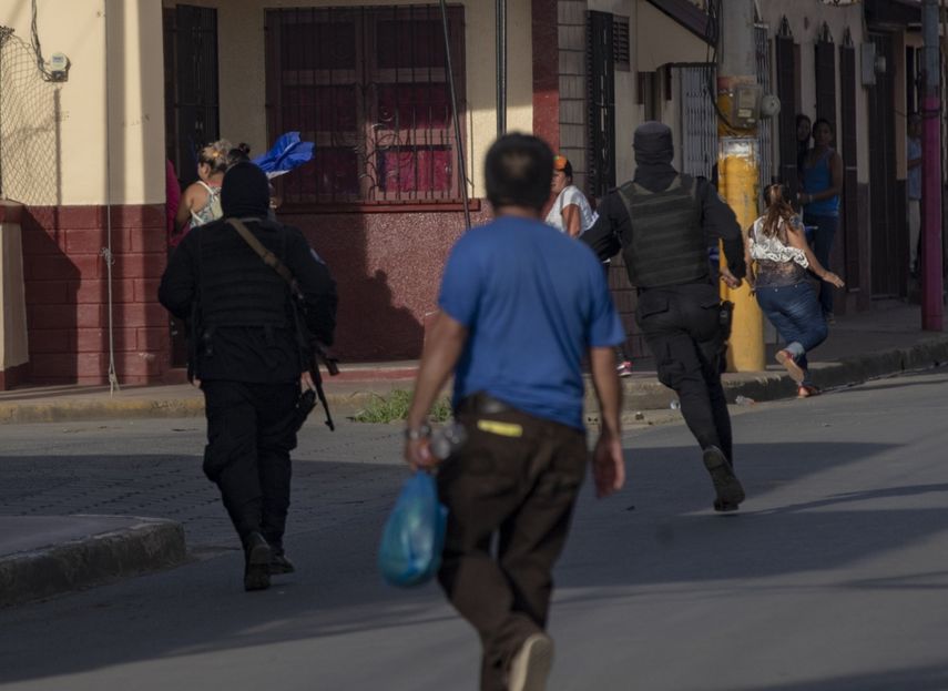 Miembros de la Fuerzas Especiales de la Policía Nacional persiguen a manifestantes de la marcha de autoconvocados.