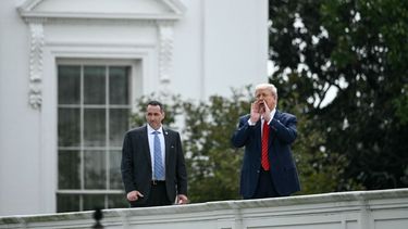 El presidente Donald J. Trump responde preguntas de los periodistas en el techo de uno de los edificios que conforman la Casa&nbsp; Blanca.