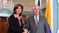 &nbsp;Fotografía cedida por el Departamento de Estado de Estados Unidos (DOS) del secretario de Estado, Rex Tillerson (d), dando la mano a la ministra de Relaciones Exteriores de&nbsp;Colombia, María Ángela Holguín.