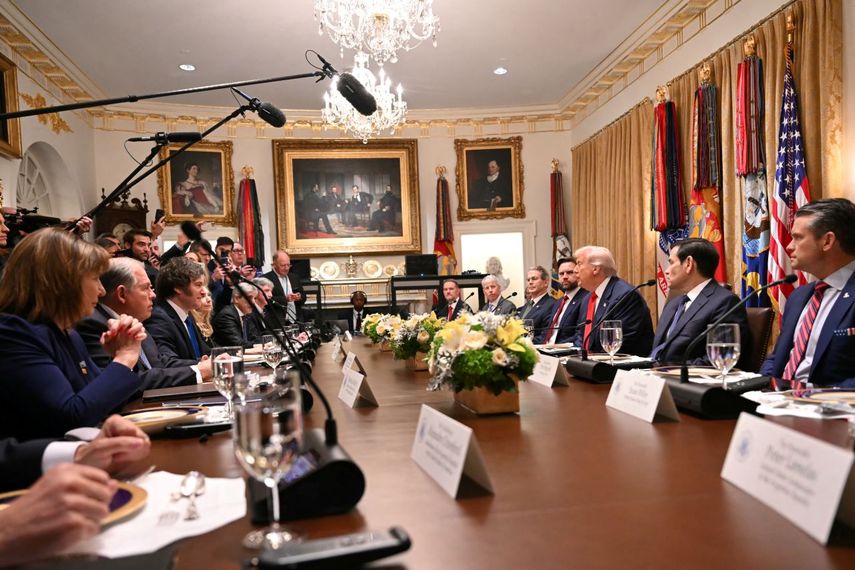 El presidente Donald Trump (3.º desde la derecha) se reúne con el presidente de Argentina, Javier Milei (3.º desde la izquierda), en la Sala del Gabinete de la Casa Blanca en Washington, DC, el 14 de octubre de 2025.