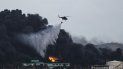 Un helicóptero de bomberos lanza agua sobre un incendio masivo en un depósito de combustible en Matanzas, Cuba, el 8 de agosto de 2022. 