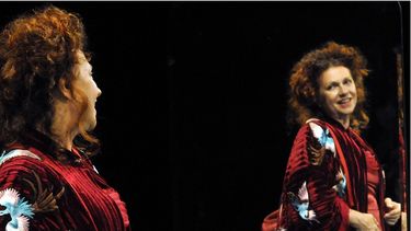 La actriz uruguaya Denise Daragnés caracteriza a&nbsp;Clara García de Zúñiga en el montaje que&nbsp;Cecilia Baranda ha realizado de&nbsp;La incapaz, de Carlos María&nbsp;Domínguez.