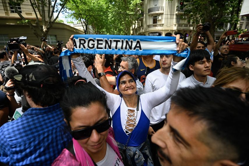 Partidarios del candidato presidencial argentino de la alianza La Libertad Avanza, Javier Milei, animan durante la segunda vuelta de las elecciones presidenciales, en Buenos Aires el 19 de noviembre de 2023.  