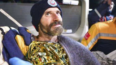 El espeleólogo estadounidense Mark Dickey es transportado en una camilla tras ser rescatado de una cueva luego de enfermar, en Anamur, en el sur de Turquía, el 12 de septiembre de 2023,.&nbsp;