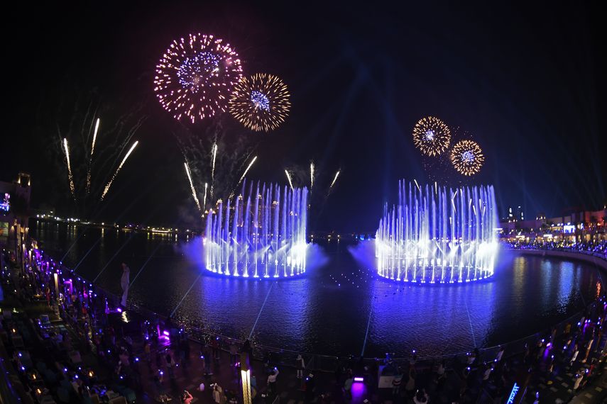 Palm Fountain, en Dubái, Emiratos Árabes Unidos, es la fuente más grande del mundo, según Guinness World Records ( el Libro Guinness de los Récords).&nbsp;