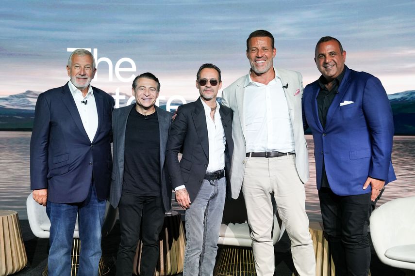 Marc Anthony junto a los empresarios Richard Attias, Peter Diamandis, Tony Robbins, Sam Nazarian.