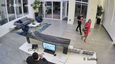 La Policía describió a la mujer como una&nbsp;mujer blanca, con el pelo largo, liso y rubio y unos 30 años de edad.