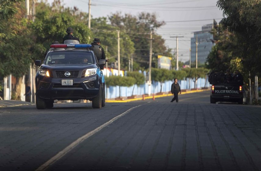 Miembros de la Policía antidisturbios del régimen de Daniel Ortega en Nicaragua patrullan Managua, la capital.