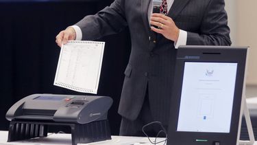 Un representante de Smartmatic demuestra el sistema de su empresa