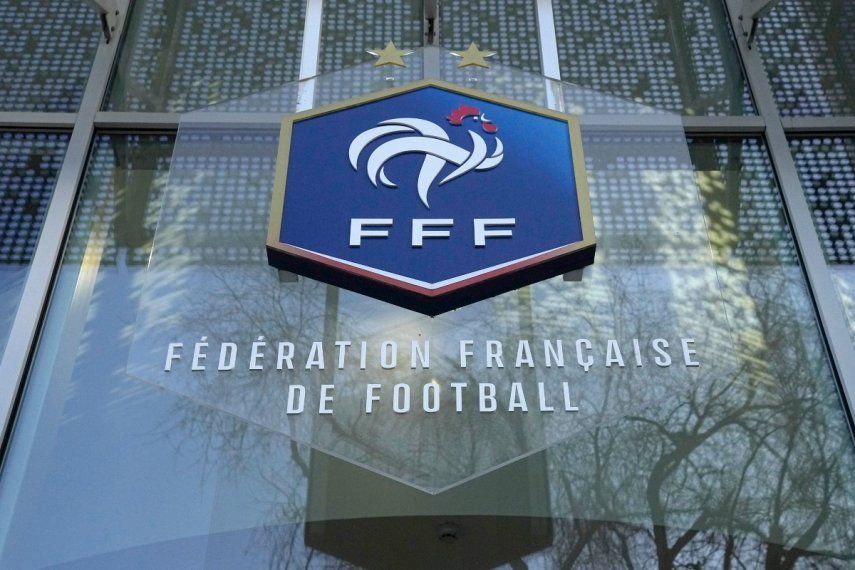 La foto del miércoles 11 de enero de 2023 muestra el escudo de la Federación Francesa de Fútbol, en sus oficinas generales en París.