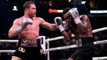 El mexicano Saúl Canelo Álvarez propina un golpe al estadounidense Jermell Charlo en una pelea por el título de los supermedianos, disputada en Las Vegas el sábado 30 de septiembre de 2023.