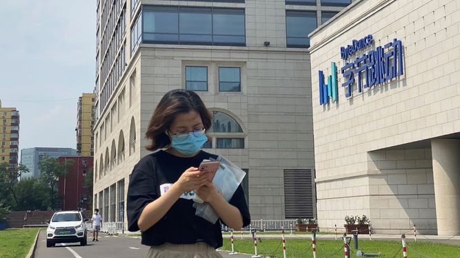 Una mujer frente a la sede de ByteDance en Beijing, China, el 7 de agosto del 2020.&nbsp;