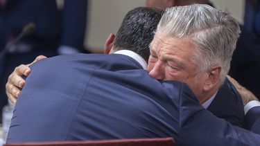 El actor Alec Baldwin abraza a su abogado defensor, Alex Spiro, después de que la jueza del tribunal de distrito, Mary Marlowe Sommer, desestimó el caso de homicidio involuntario el 12 de julio de 2024 en Santa Fe, Nuevo México, por la muerte ocurrida en 2021 de la directora de fotografía Halyna Hutchins en la filmación de la película Rust.