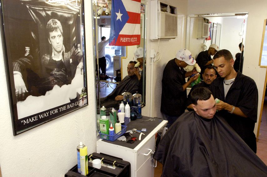 Los&nbsp;puertorriqueños&nbsp;David Santiago (23) y Reinaldo Alvarado (18), atrás, son los encargados de la peluquería y barbería La Misión. Desde hace 3 años viven en la ciudad de Orlando en&nbsp;Florida&nbsp;para trabajar como peluqueros.