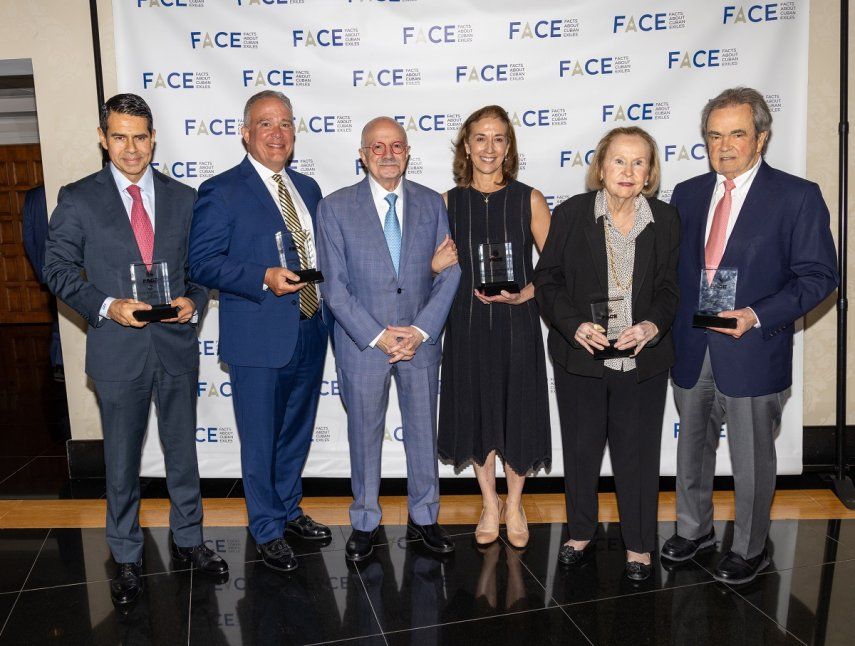 De izq. A der., César Conde, Luis de la Aguilera, Eduardo Padrón, Lourdes López, Rosa y Carlos de la Cruz