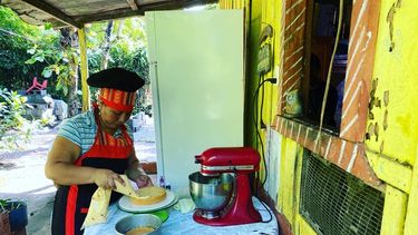Irma Argueta logró montar su negocio de venta de pasteles para contribuir a la economía familiar.&nbsp;