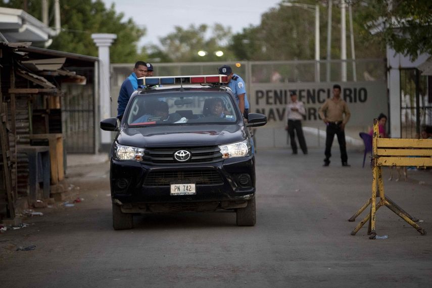 Un auto de la policía sandinista abandona el centro penitenciario Jorge Navarro, conocido como La Modelo, en Managua, Nicaragua.