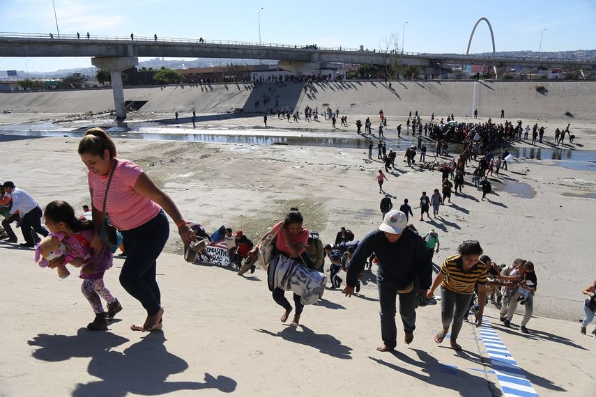 Un grupo de migrantes trata de cruzar ilegalmente hacia territorio de EEUU evitando el tránsito legal por la garita El Chaparral, de la ciudad de Tijuana.