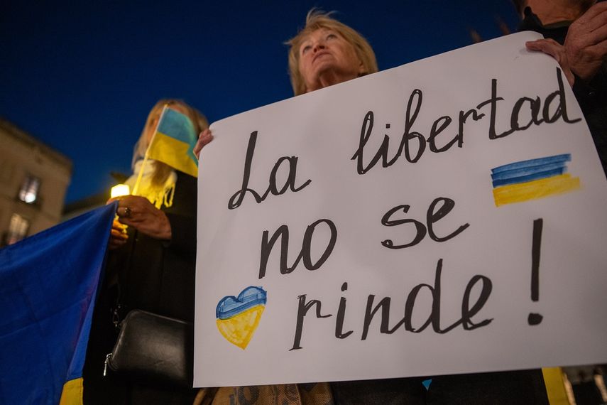 Decenas de personas durante una concentración por el 4º aniversario del comienzo de la guerra en Ucrania, en la plaza Sant Jaume, a 24 de febrero de 2026, en Barcelona, Catalunya (España).&nbsp;&nbsp; &nbsp;