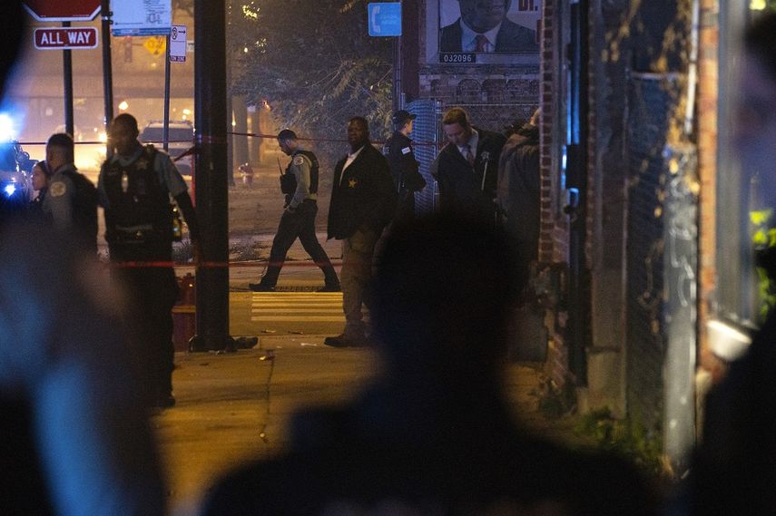 Policía de Chicago trabaja en la escena de un tiroteo en el West Side de Chicago, 31 de octubre de 2022. La policía dijo que varias personas resultaron heridas, entre ellas tres niños, con disparos efectuados desde un vehículo que pasó la noche de Halloween.&nbsp;
