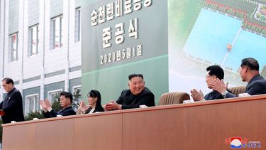 En esta fotograf&iacute;a del viernes 1 de mayo de 2020 proporcionada por el gobierno de Corea del Norte se muestra al l&iacute;der norcoreano Kim Jong Un (centro) mientras aplaude, acompa&ntilde;ado por su hermana Kim Yo Jong, durante una ceremonia en una f&aacute;brica de fertilizantes en Suncheon, cerca de Pyongyang.&nbsp;