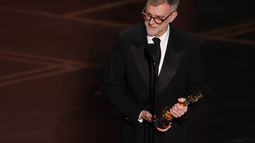 El director estadounidense Paul Thomas Anderson recibe el premio al Mejor Director por One Battle After Another en el escenario durante la 98.ª edición de los Premios de la Academia en el Dolby Theatre de Hollywood, California, el 15 de marzo de 2026.