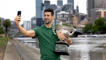 El serbio Novak Djokovic se toma un selfie con el trofeo del Abierto de Australia en Melbourne