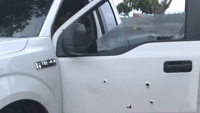 El jefe de la Polic&iacute;a de Miami-Dade, Freddy Ram&iacute;rez, public&oacute; en Twitter la foto de uno de los veh&iacute;culos impactados.