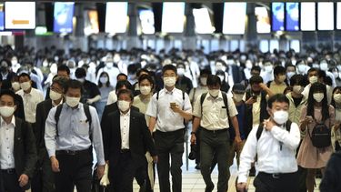 Viajeros, con mascarilla por la pandemia del coronavirus, caminan por una estación durante la hora punta matinal, en la estación de Shinagawa, el 1 de octubre de 2021, en Tokio, Japón.&nbsp;