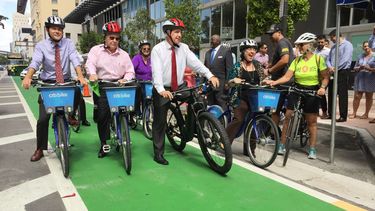 Ken Russell, Willy Gort, Carlos Giménez y Daniella Levine Cava se aprestan a transitar por la senda verde que es reservada para ciclistas.