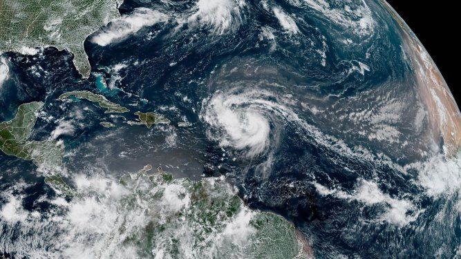 Esta imagen satelital, proporcionada por la Administración Nacional Oceánica y Atmosférica (NOAA), muestra la formación del huracán Erin en el océano Atlántico el 15 de agosto de 2025. Erin se convirtió en el primer huracán de la temporada, según el Centro Nacional de Huracanes.  