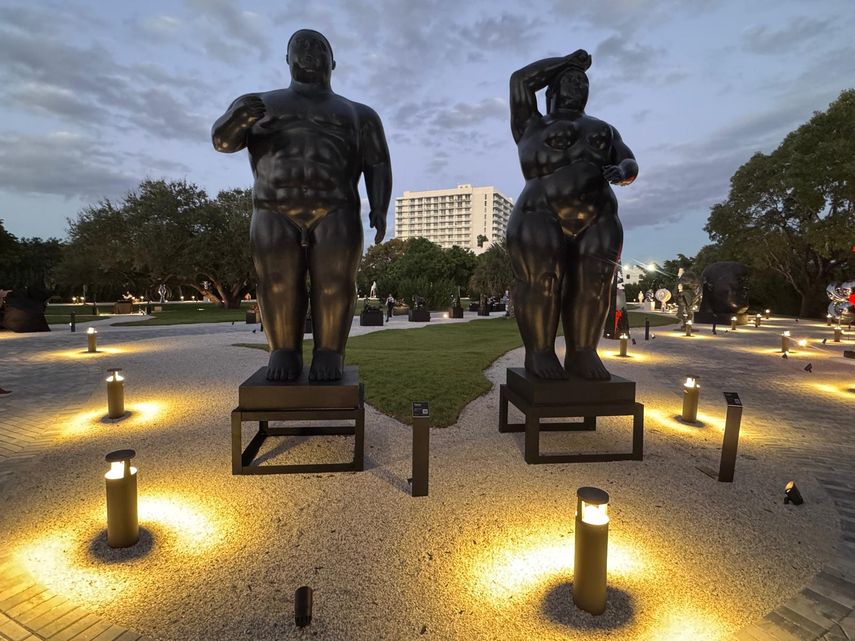 Vista general de Nader Sculpture Park, donde se combinan esculturas emblemáticas de Fernando Botero y la obra contemporánea de Soraya Abu Naba’a.