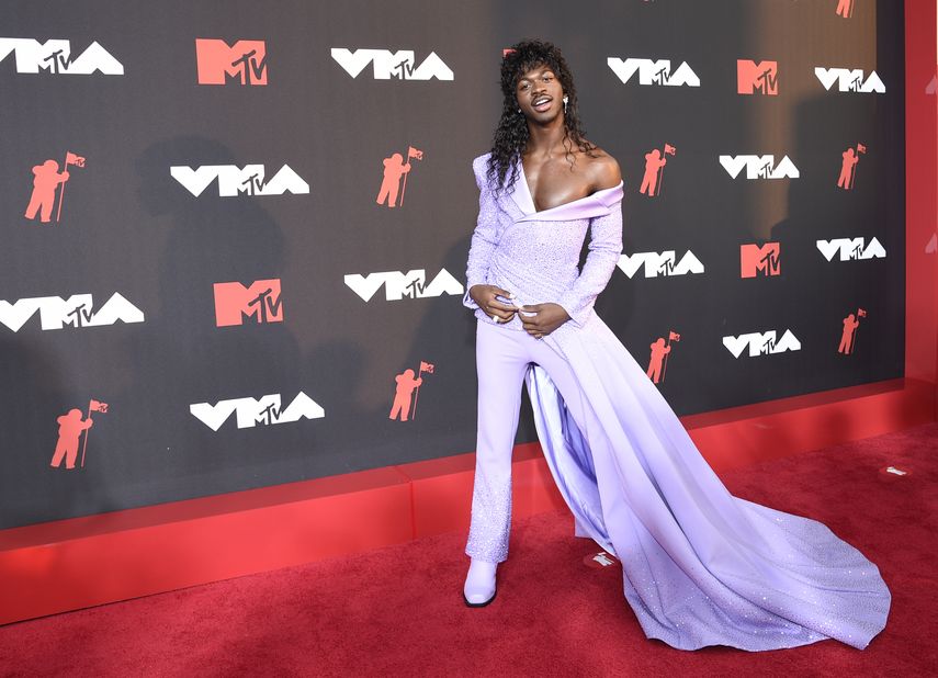 Con un diseño en tono lila, el rapero estadounidense Lil Nas X, quien se alzó con el premio Video del año por su canción Montero (Call Me By Your Name), acaparó las miradas a su llegada en los MTV VMA 2021.