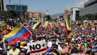 Opositores venezolanos participan en una masiva movilización contra el régimen de Nicolás Maduro, este sábado 2 de febrero de 2019 en Caracas, Venezuela.