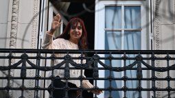 La expresidenta argentina Cristina Fernández de Kirchner saluda a sus simpatizantes desde el balcón de su residencia en Buenos Aires el 11 de junio de 2025.