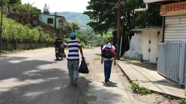 Un grupo de&nbsp;personas cruzan desde Venezuela hacia Colombia debido a que este pa&iacute;s ya abri&oacute; la econom&iacute;a.&nbsp; 