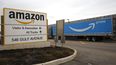 Un camión de Amazon Prime pasa frente a un letrero afuera de un centro logístico de Amazon. &nbsp;