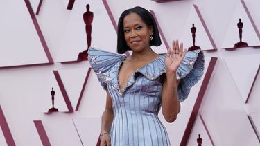 Regina King llega a los Oscar el domingo 25 de abril de 2021 en Union Station en Los Angeles.&nbsp;