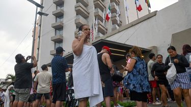 Los turistas permanecen en el exterior tras evacuar sus hoteles durante un terremoto de magnitud 6,5 en Acapulco, estado de Guerrero, México, el 2 de enero de 2026.
