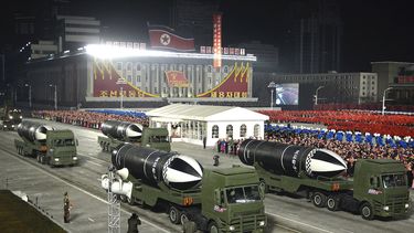 En esta imagen difundida por el gobierno de Corea del Norte se ven misiles durante un desfile militar en celebración del congreso del partido gobernante, el 14 de enero de 2021, en la plaza Kim Il Sung, en Pyongyang, Corea del Norte. 