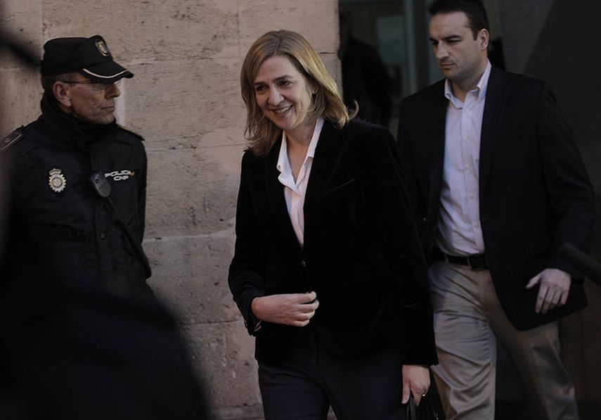 La infanta Cristina sale del juzgado de Palma de Mallorca el sábado 8 de febrero. (AP)