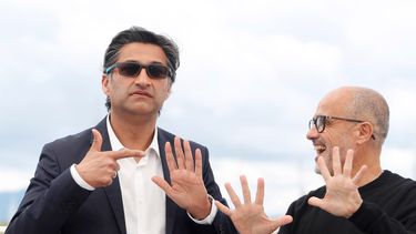 El director de cine británico Asif Kapadia y el biógrafo Daniel Arcucci posan para los fotógrafos durante la presentación del documental Diego Maradona en el ámbito del 72º Festival de Cine de Cannes.