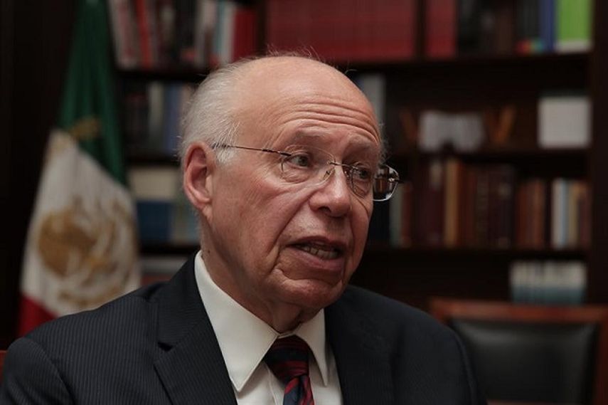 El ministro mexicano de Salud, José Narro, habla en entrevista con Efe (EFE)