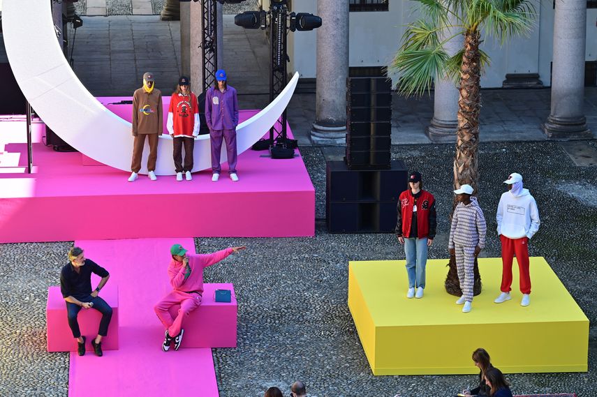 El CEO de Benetton, Massimo Renon y el rapero italiano Ghali Amdouni participan en la conferencia de prensa de Benetton para presentar United Colors of Ghali, una colección cápsula diseñada por el músico, durante la Semana de la Moda de Milán en el ciudad de Milán, en el norte de Italia, el 21 de septiembre de 2021. El evento regresa con público.